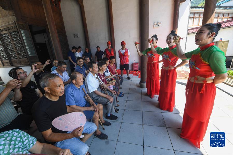 （新華全媒頭條·六中全會精神在基層·圖文互動）（3）鍛造堅強(qiáng)領(lǐng)導(dǎo)力量——各地學(xué)習(xí)貫徹落實(shí)六中全會精神深入推進(jìn)全面從嚴(yán)治黨觀察